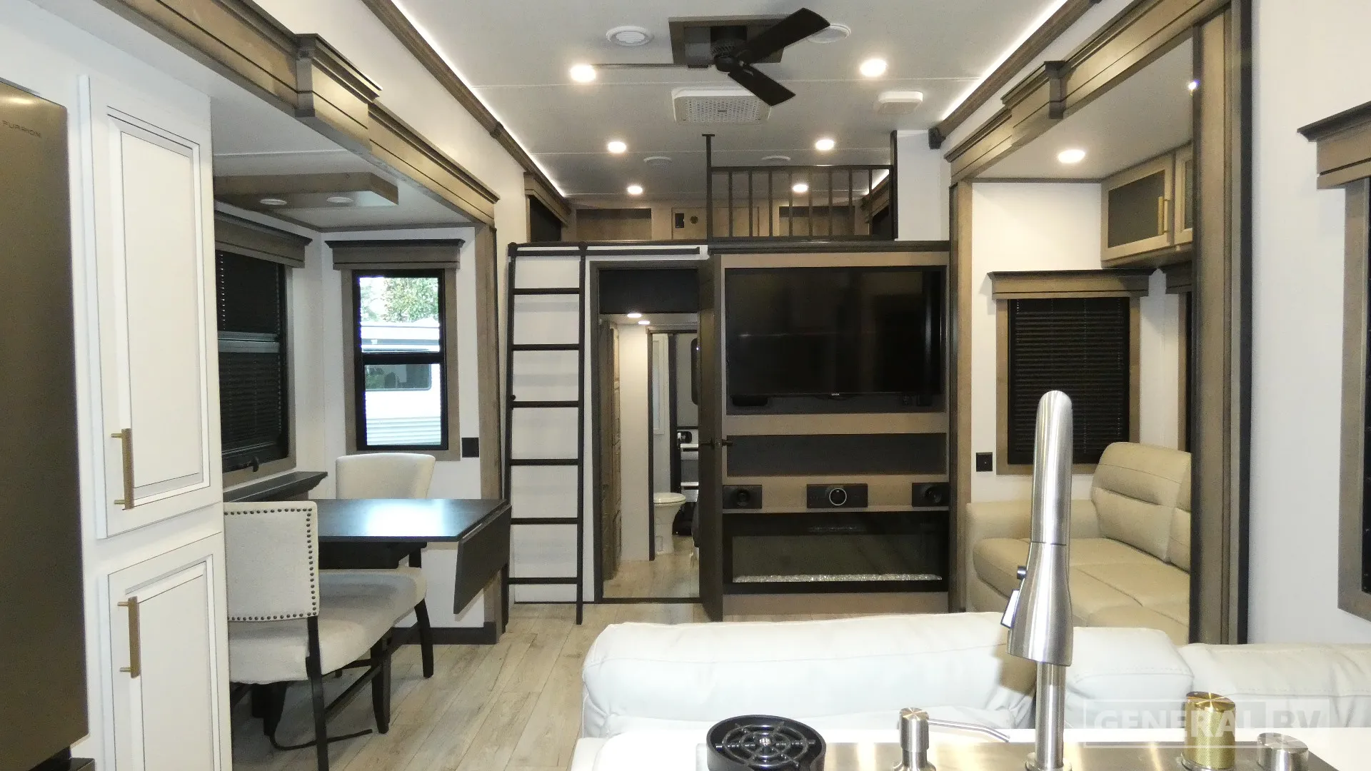 2025 Keystone Montana 3915TB - Photo 3