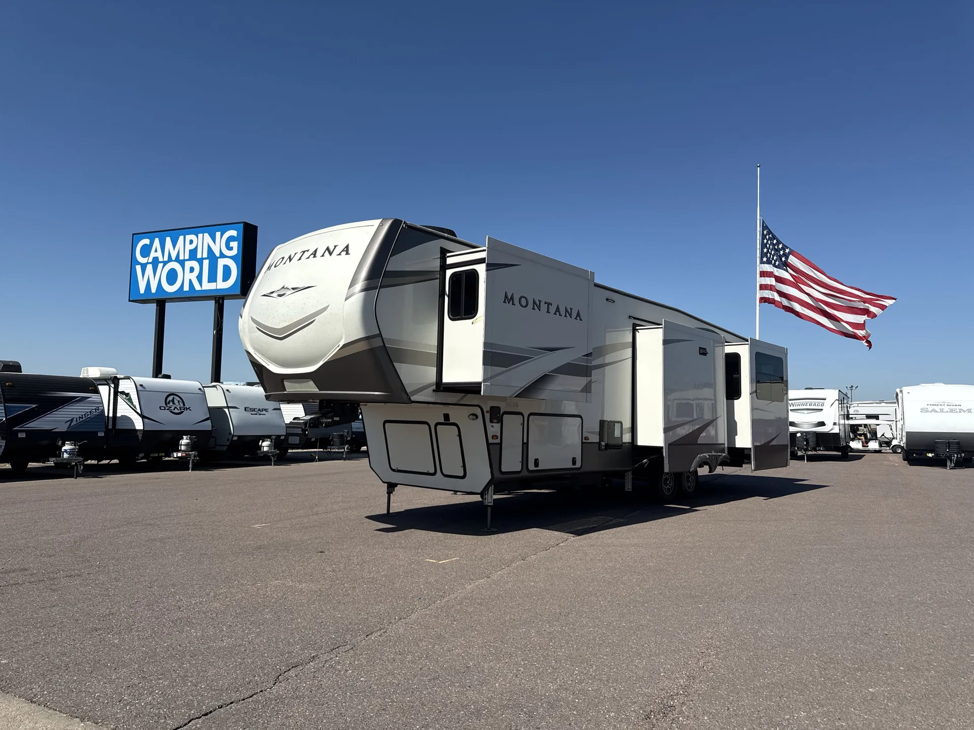 2020 Keystone Montana 3561RL - Photo 2