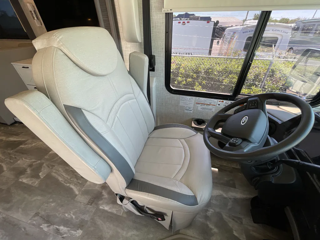 2023 Thor Motor Coach Challenger 35MQ, Photos photo 28