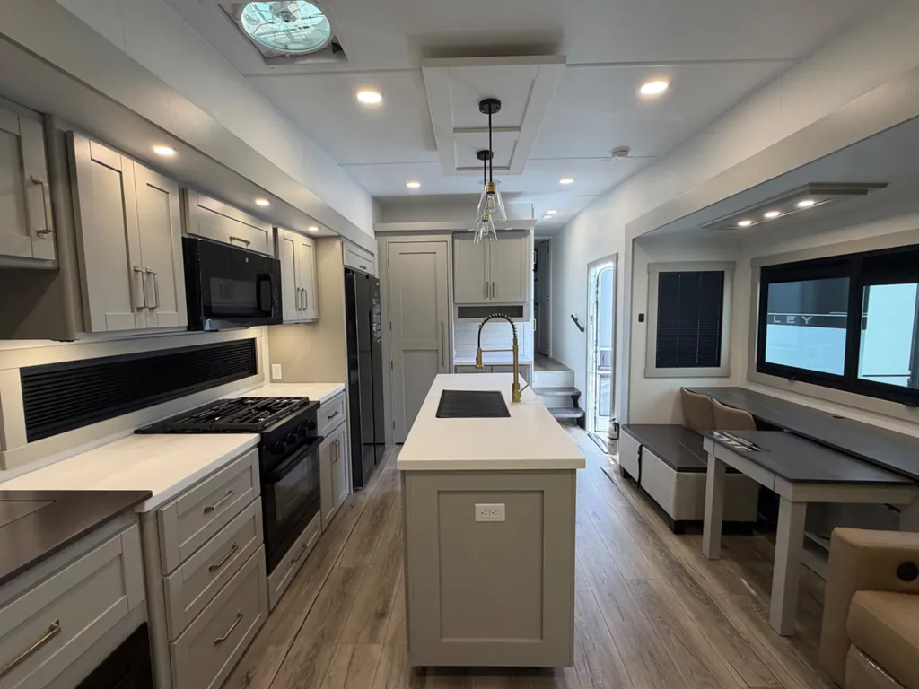 2026 Brinkley Model Z 3600, Photos photo 8