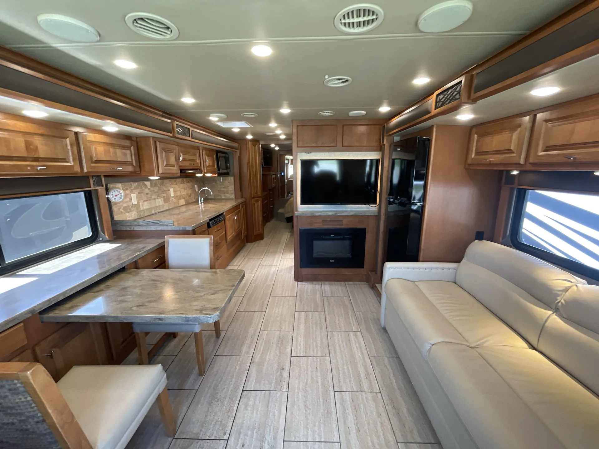 2018 Tiffin Allegro Breeze 33 BR — living area main