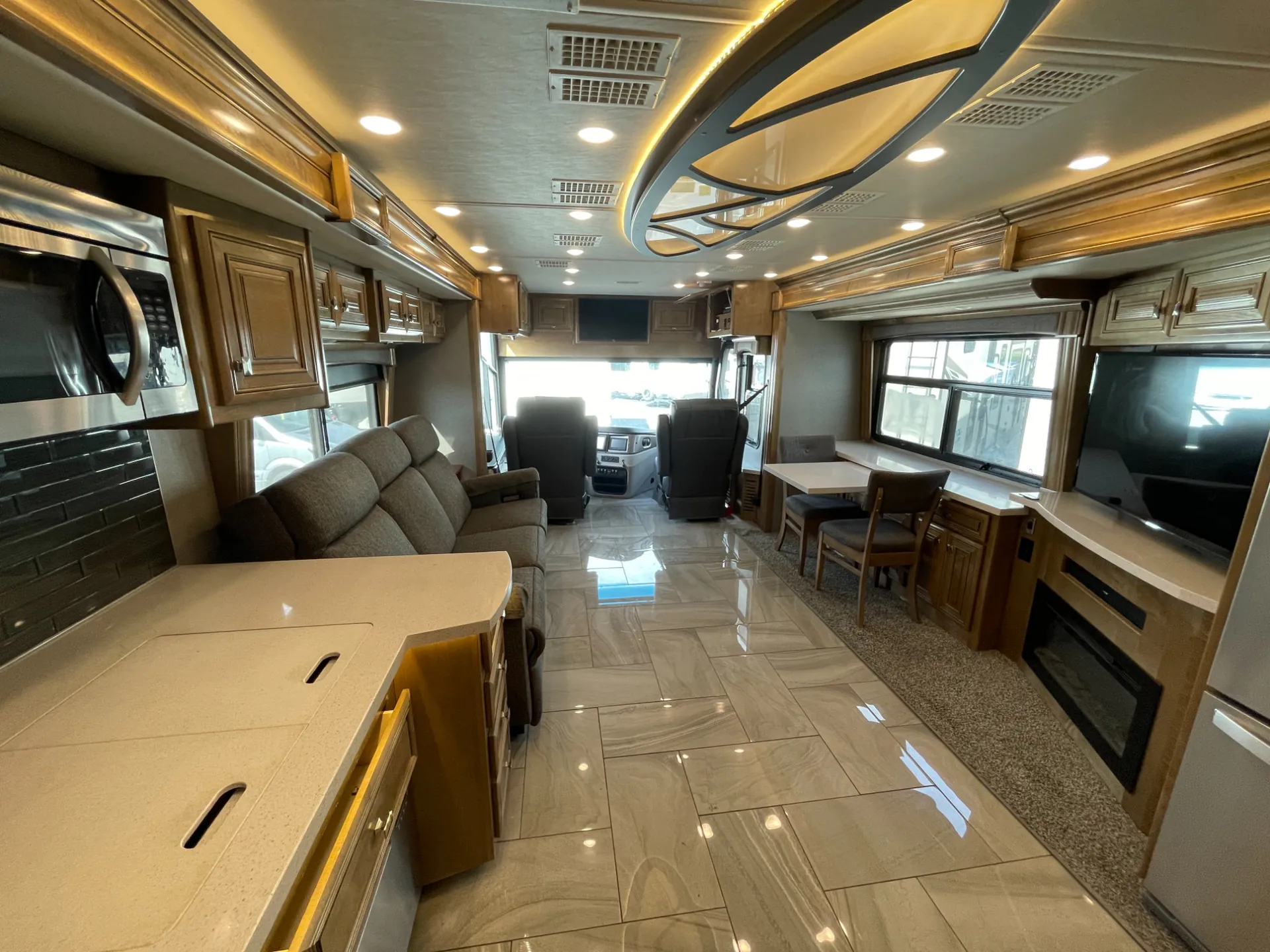 2019 fleetwood Discovery Lxe 40D - Photo 3