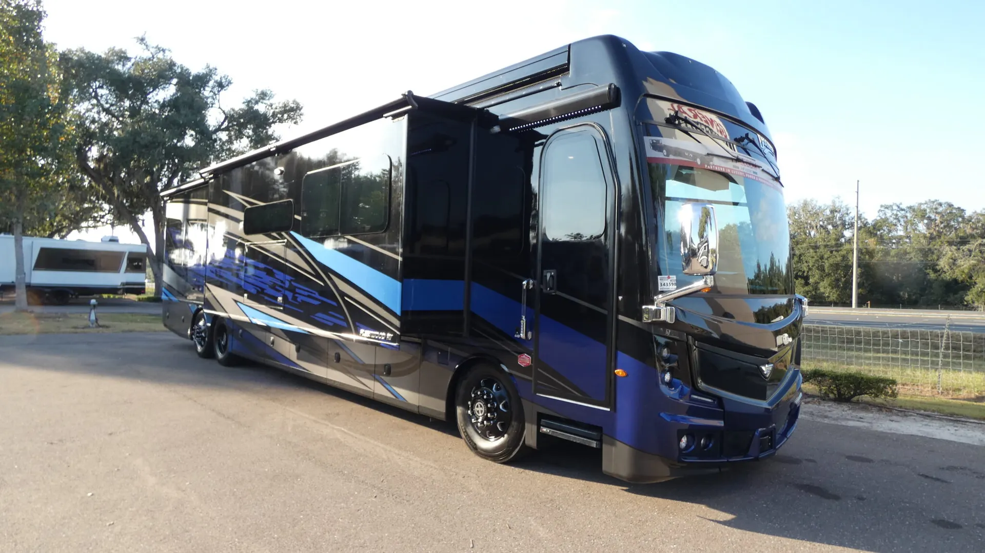 2026 Fleetwood Discovery LXE 44B - Photo 2