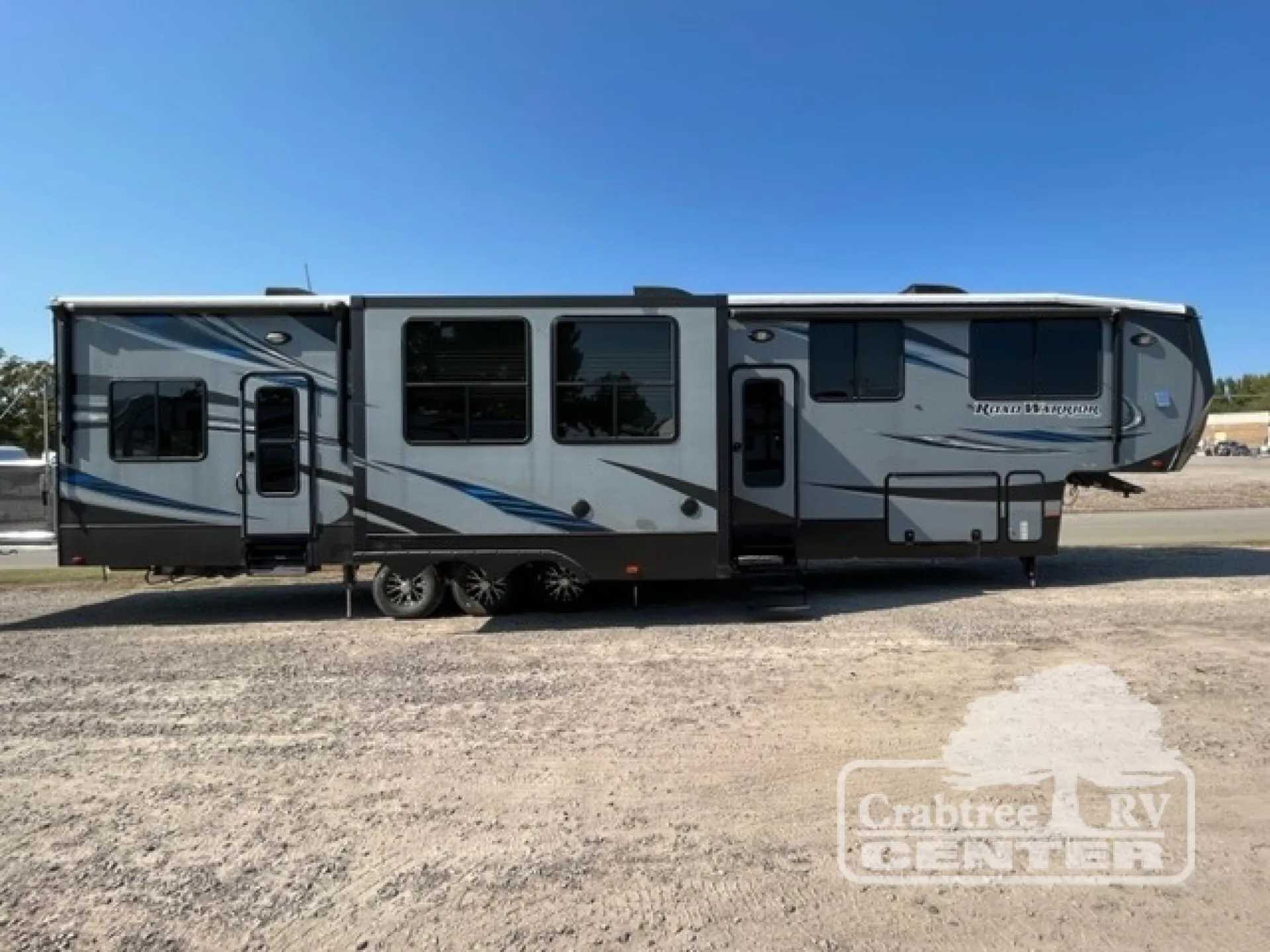 2016 Heartland Road Warrior 425 - Photo 2