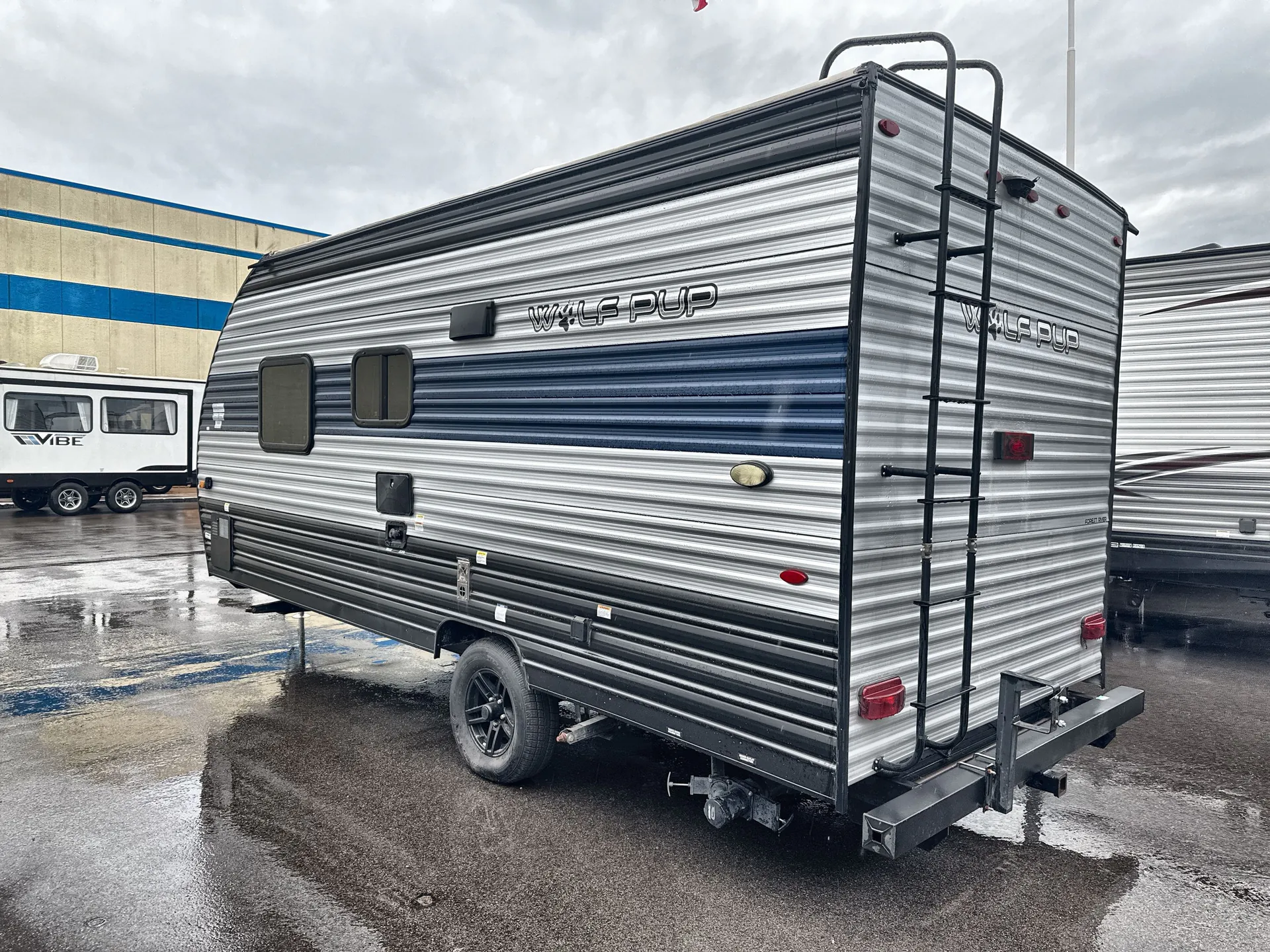 2022 Forest River Cherokee Wolf Pup 16FQ — off campside