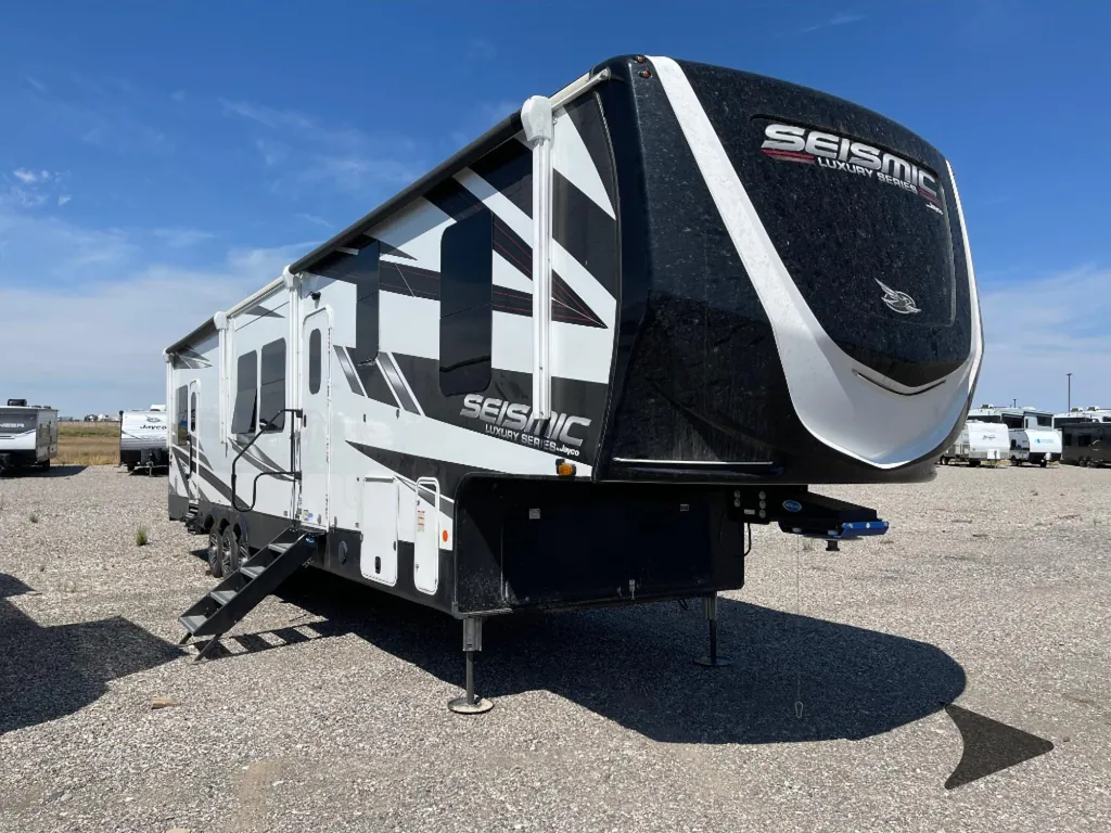 2023 Jayco Seismic Luxury Series 3815, Photos photo 3