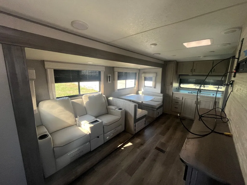 2024 Coachmen Catalina Legacy Edition 333FKTS, Photos photo 16