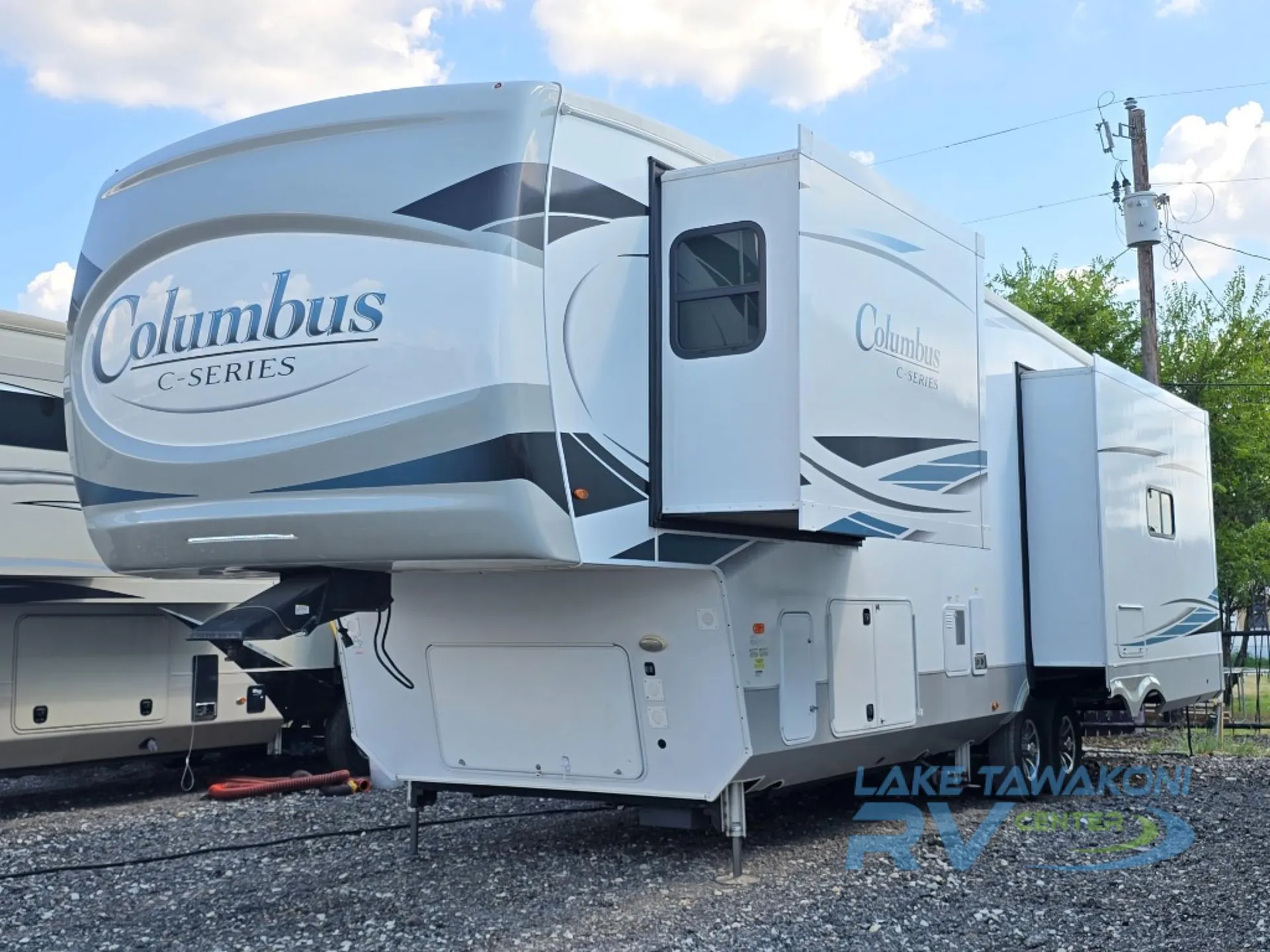 2022 Palomino Columbus 329DV - Photo 2