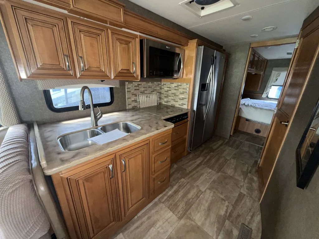 2017 Thor Motor Coach Challenger 37YT, Photos photo 12