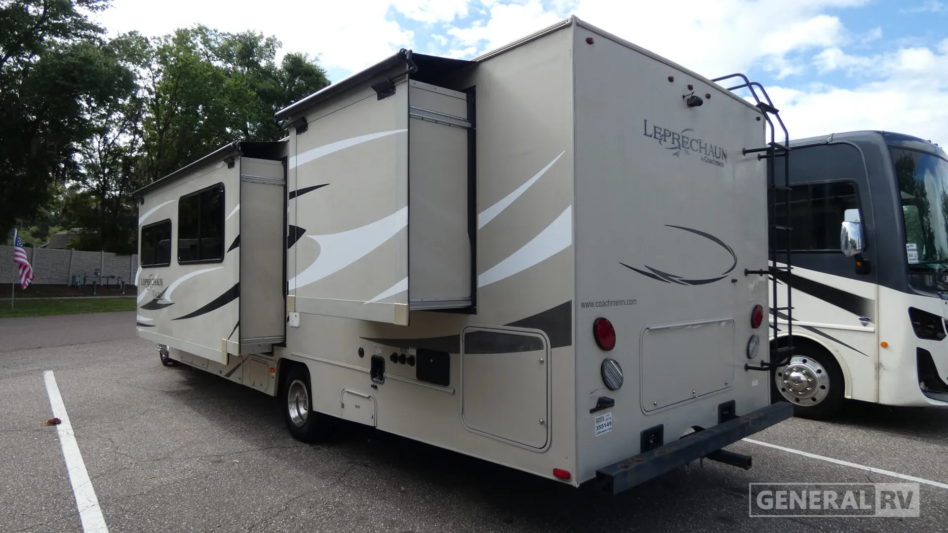 2015 Coachmen Leprechaun 319DS - Photo 4