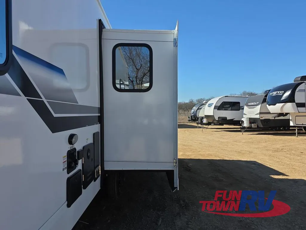 2026 Forest River Cherokee Alpha Wolf 33BH, Photos photo 5
