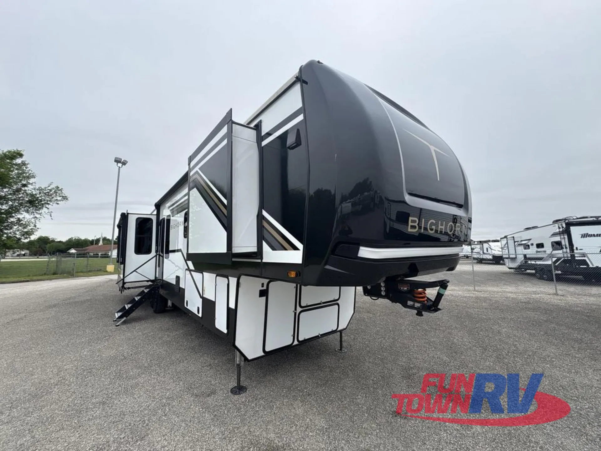 2025 Heartland Bighorn 391MFB - Photo 2