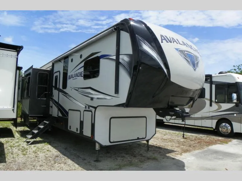 2019 Keystone Avalanche 366MB - Photo 2