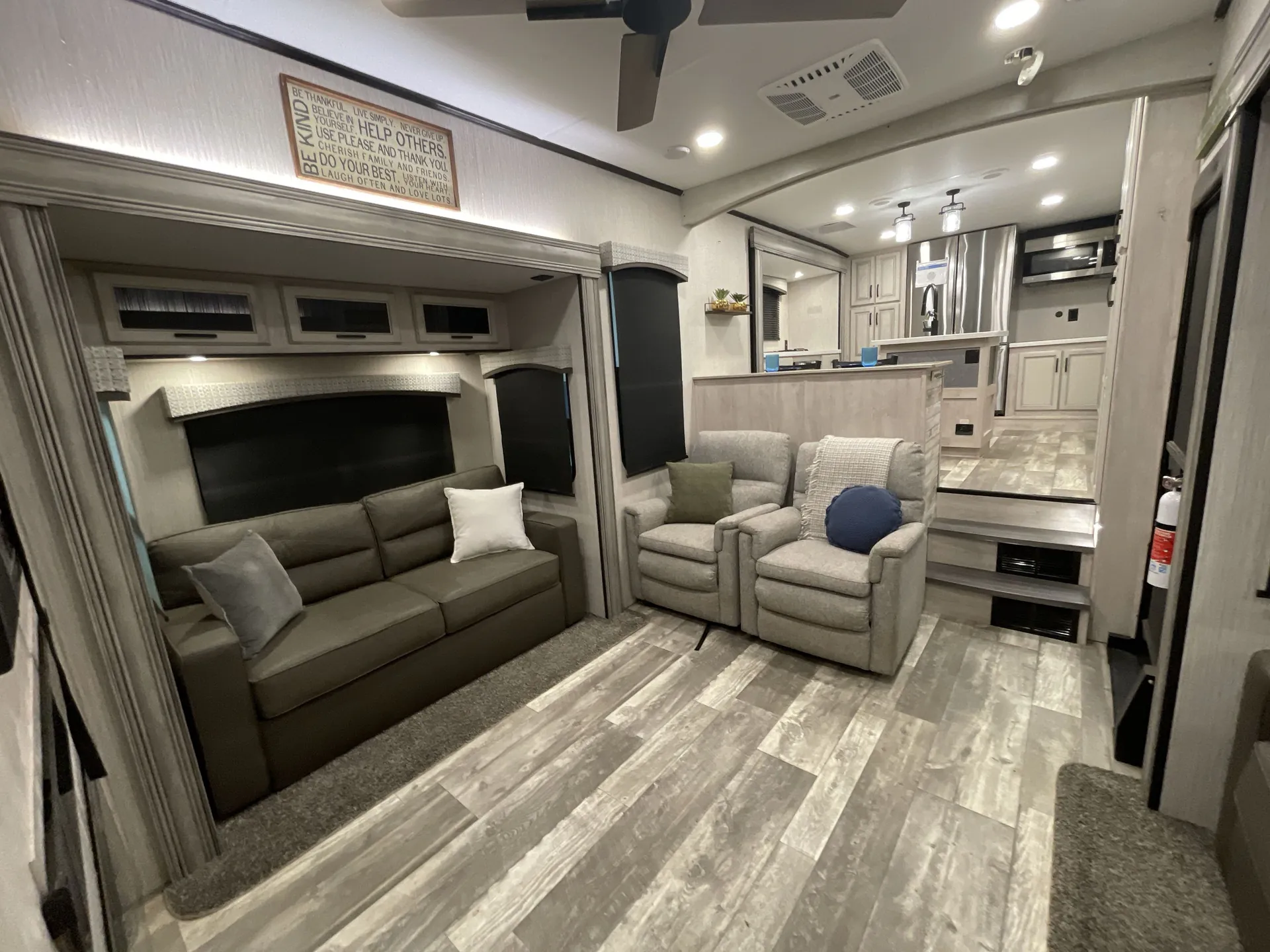 2022 Forest River Sandpiper Luxury 38FKOK - Photo 4