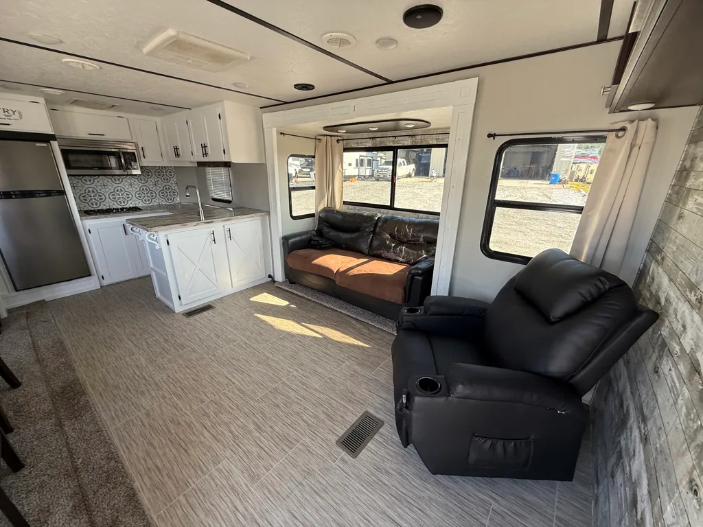 2019 Prime Time LaCrosse 3311RK, Photos photo 8