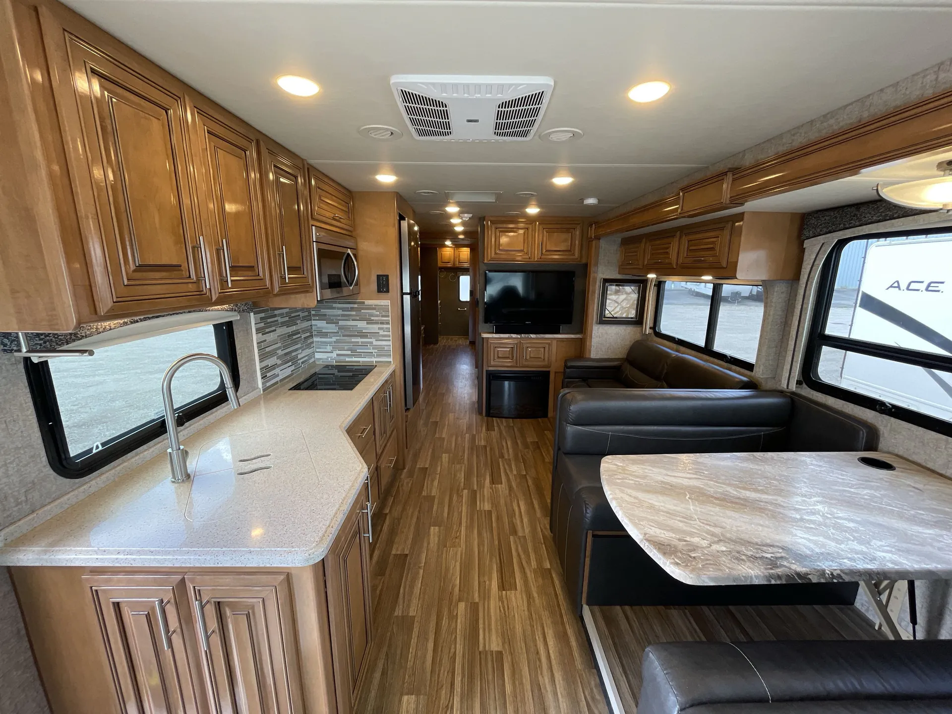 2019 Thor Motor Coach Miramar 37.1 — living area main