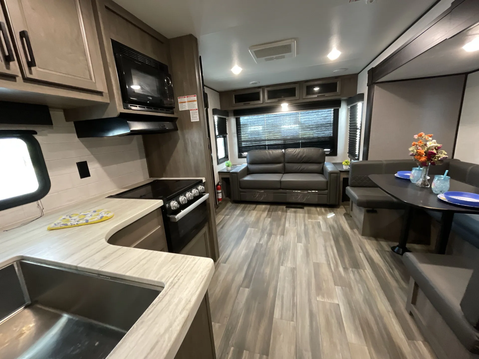 2023 Starcraft Autumn Ridge 26RLS — living area main