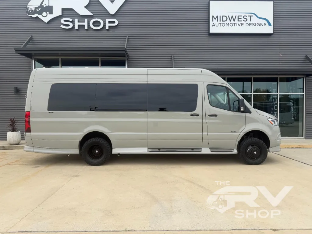 2027 Midwest Automotive Designs Luxe Cruiser D4, Photos photo 26