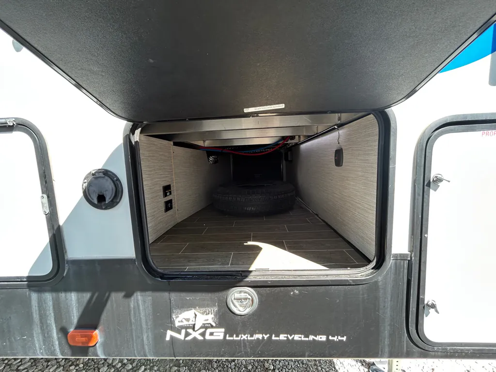 2020 Forest River Cherokee Arctic Wolf 298LB, Photos photo 14
