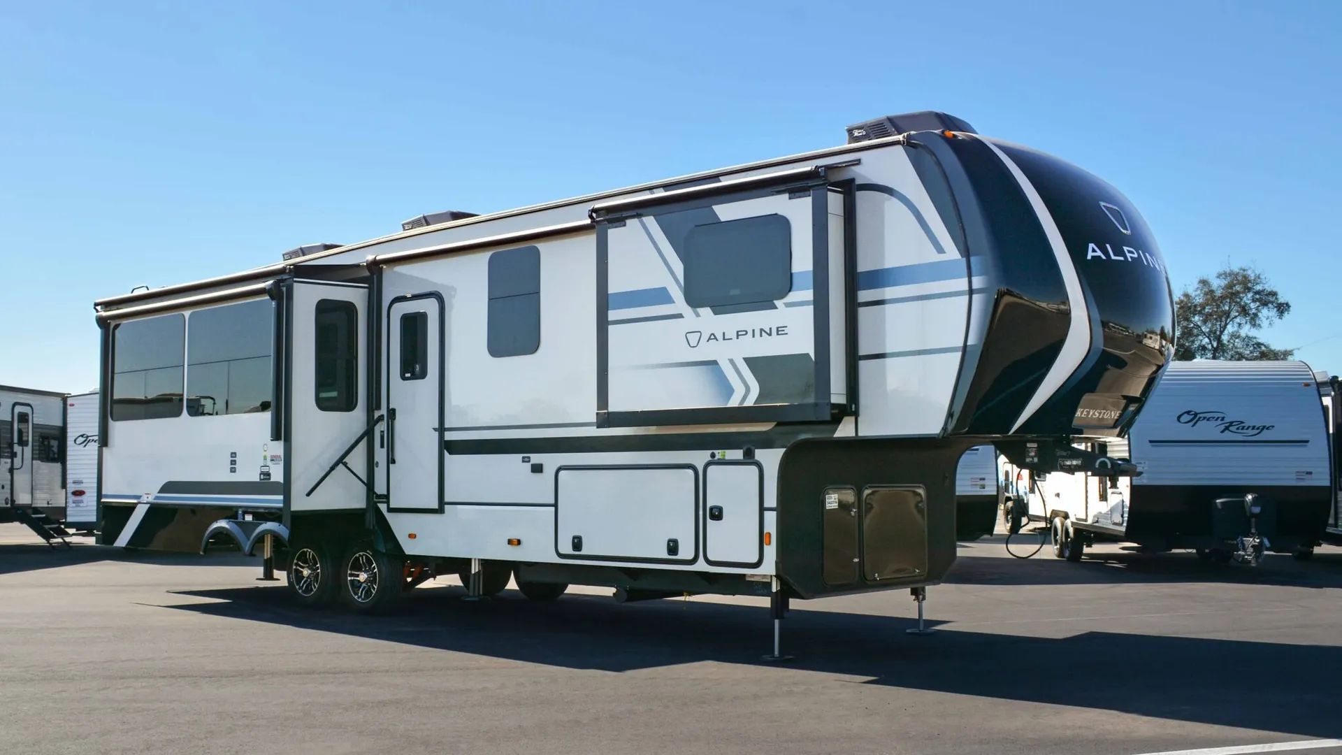 2026 Keystone Alpine 3303CK - Photo 2