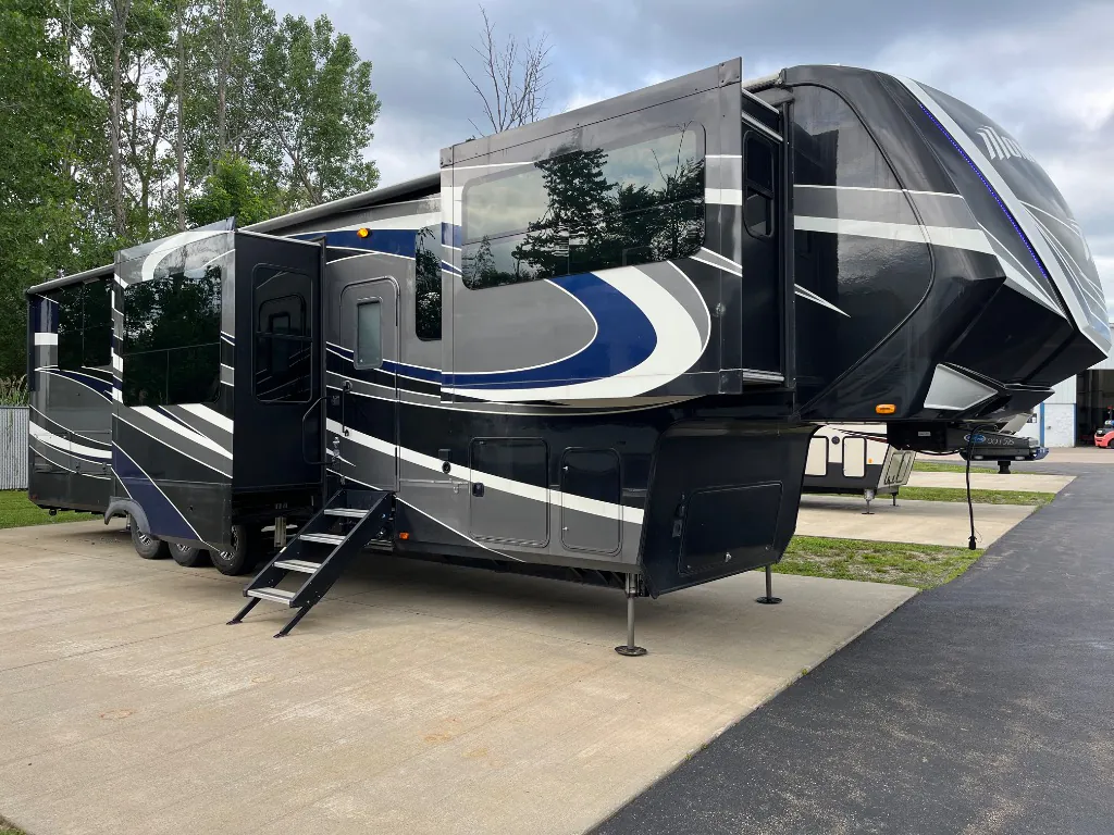 2018 Grand Design Momentum 376TH