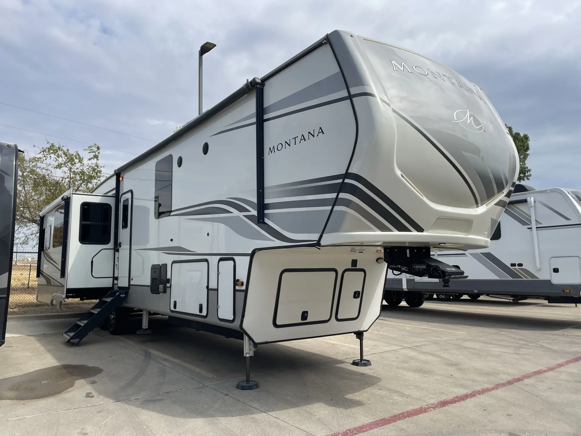 2022 Keystone Montana 3931FB - Photo 2