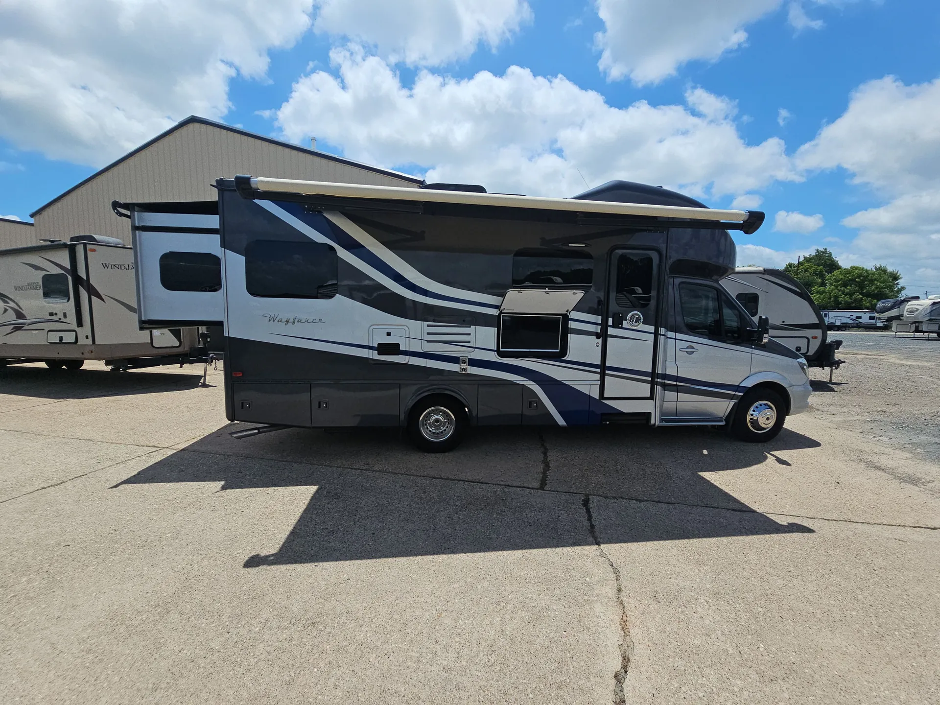 2019 Tiffin Wayfarer 25 QW dealer photo 1 from Camping World
