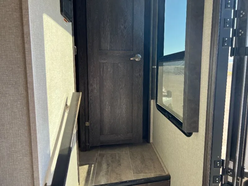 2019 Keystone Raptor 423, Photos photo 16