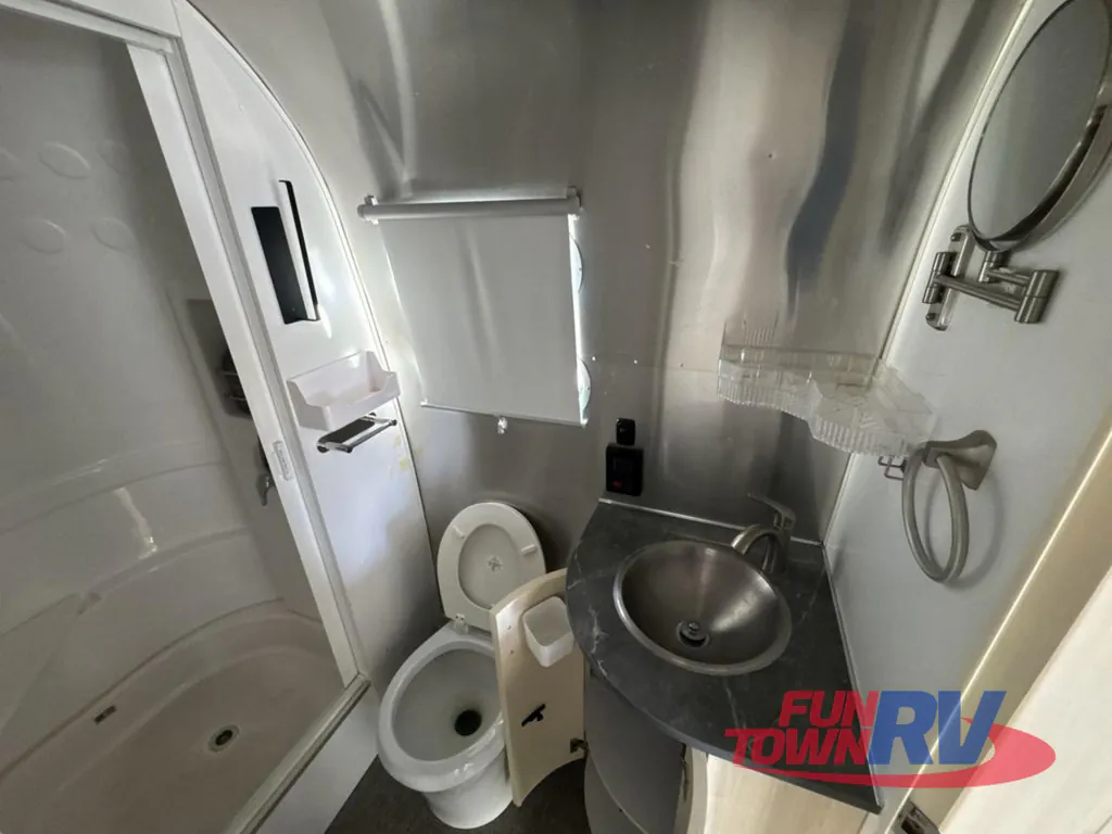 2024 Airstream Flying Cloud 30FB Office, Photos photo 20