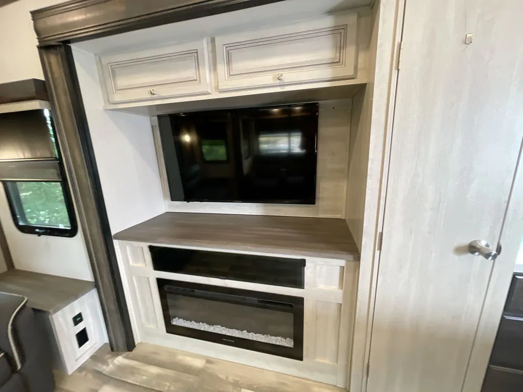 2023 Forest River Cardinal Luxury 380RLX, Photos photo 18