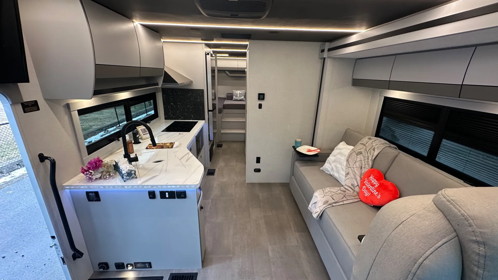 2025 Coachmen Euro 25TB - Photo 3