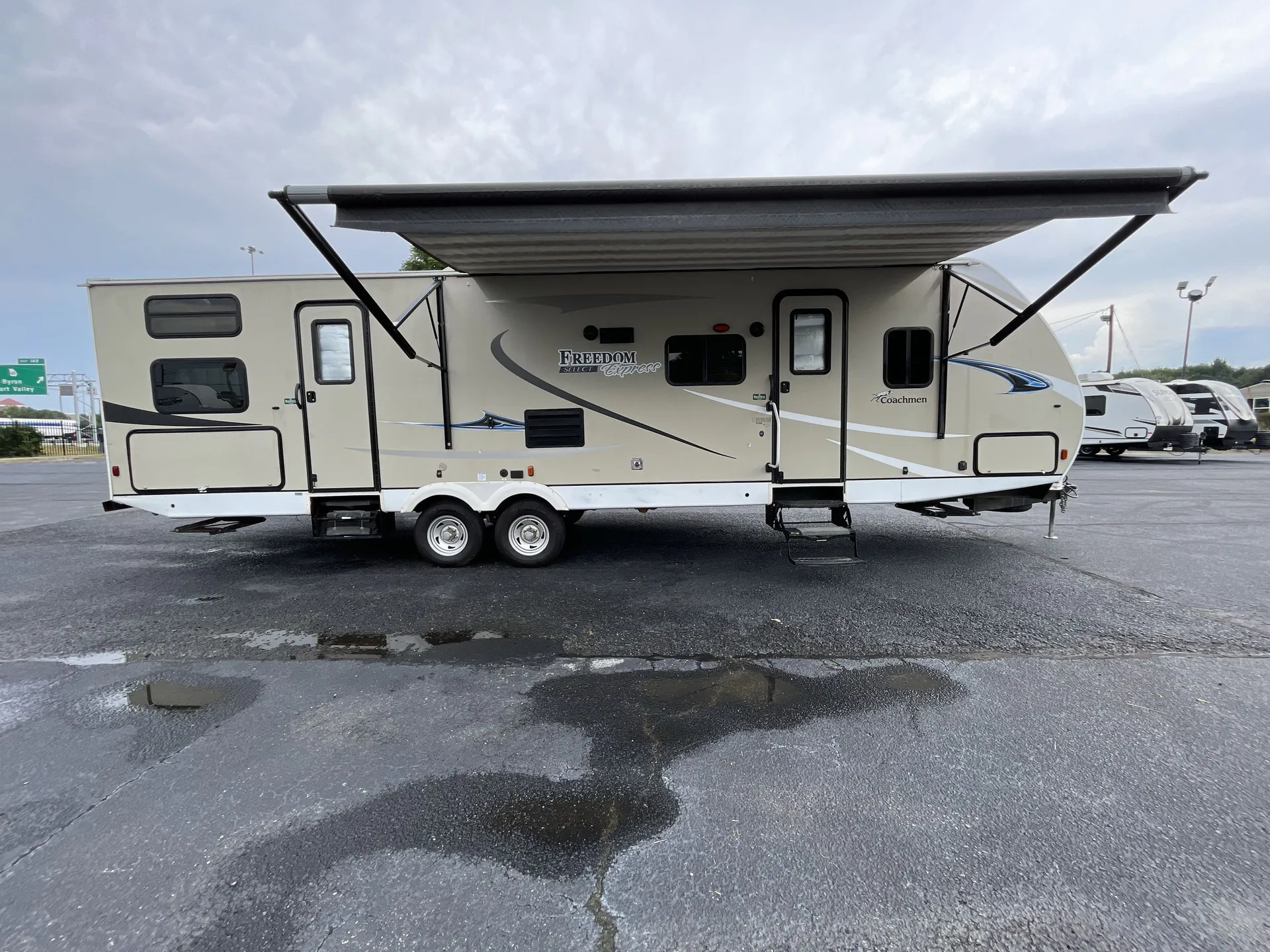 2019 Coachmen Freedom Express Select 31SE — campside