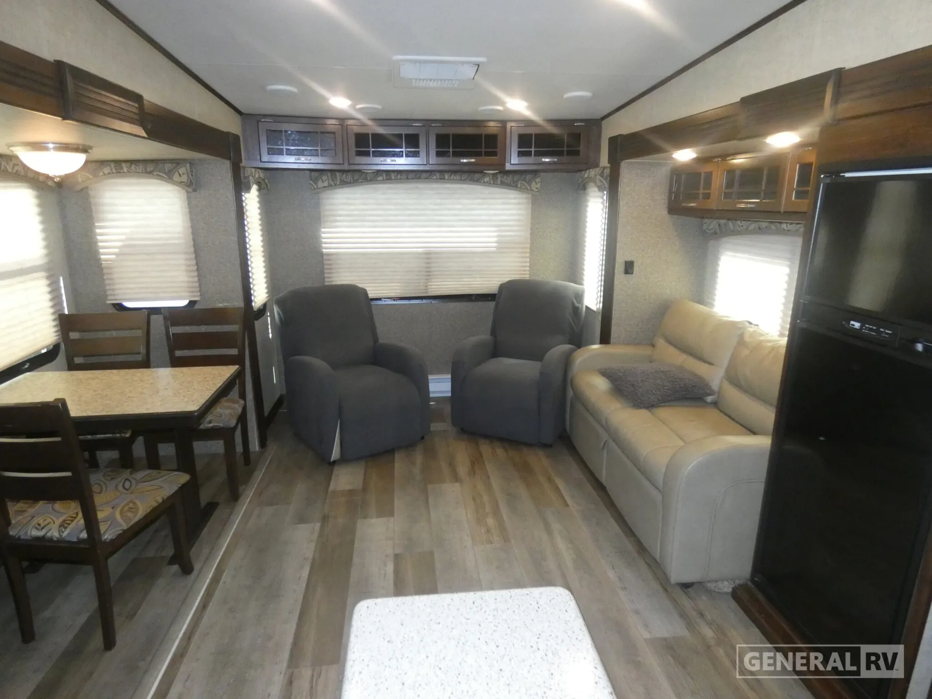 2015 Heartland Sundance XLT 285RL - Photo 3