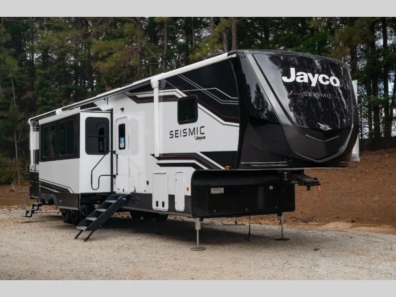 2026 Jayco Seismic 395 - Photo 2