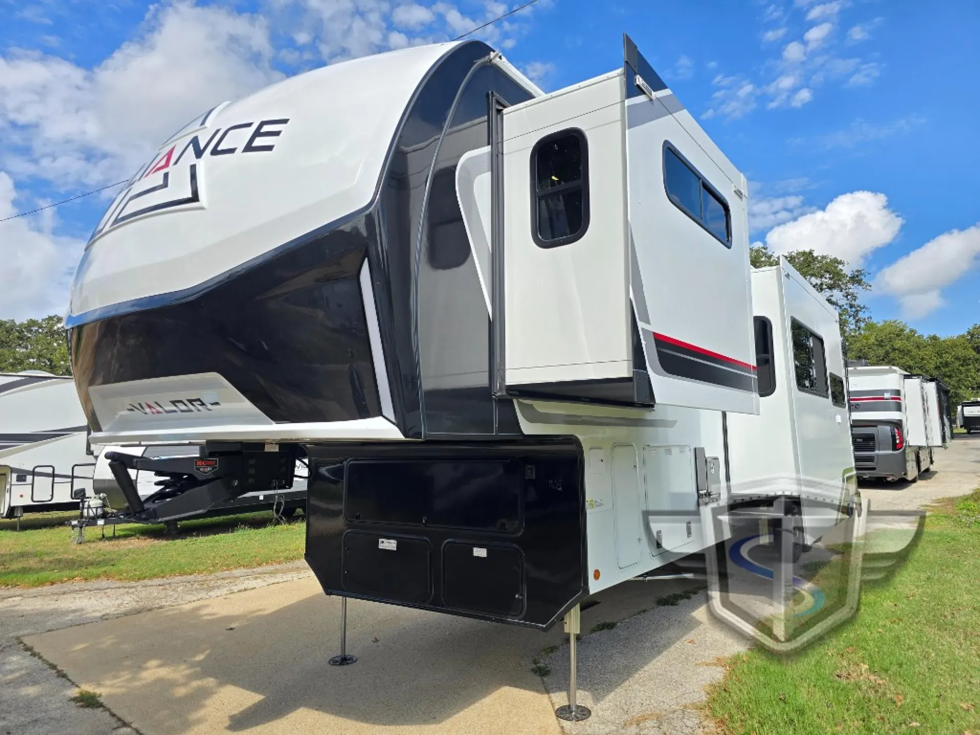 2027 Alliance RV Valor 4216 - Photo 4