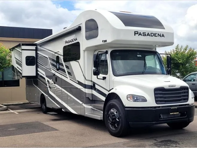 2027 Thor Motor Coach Pasadena 34XG - Photo 2