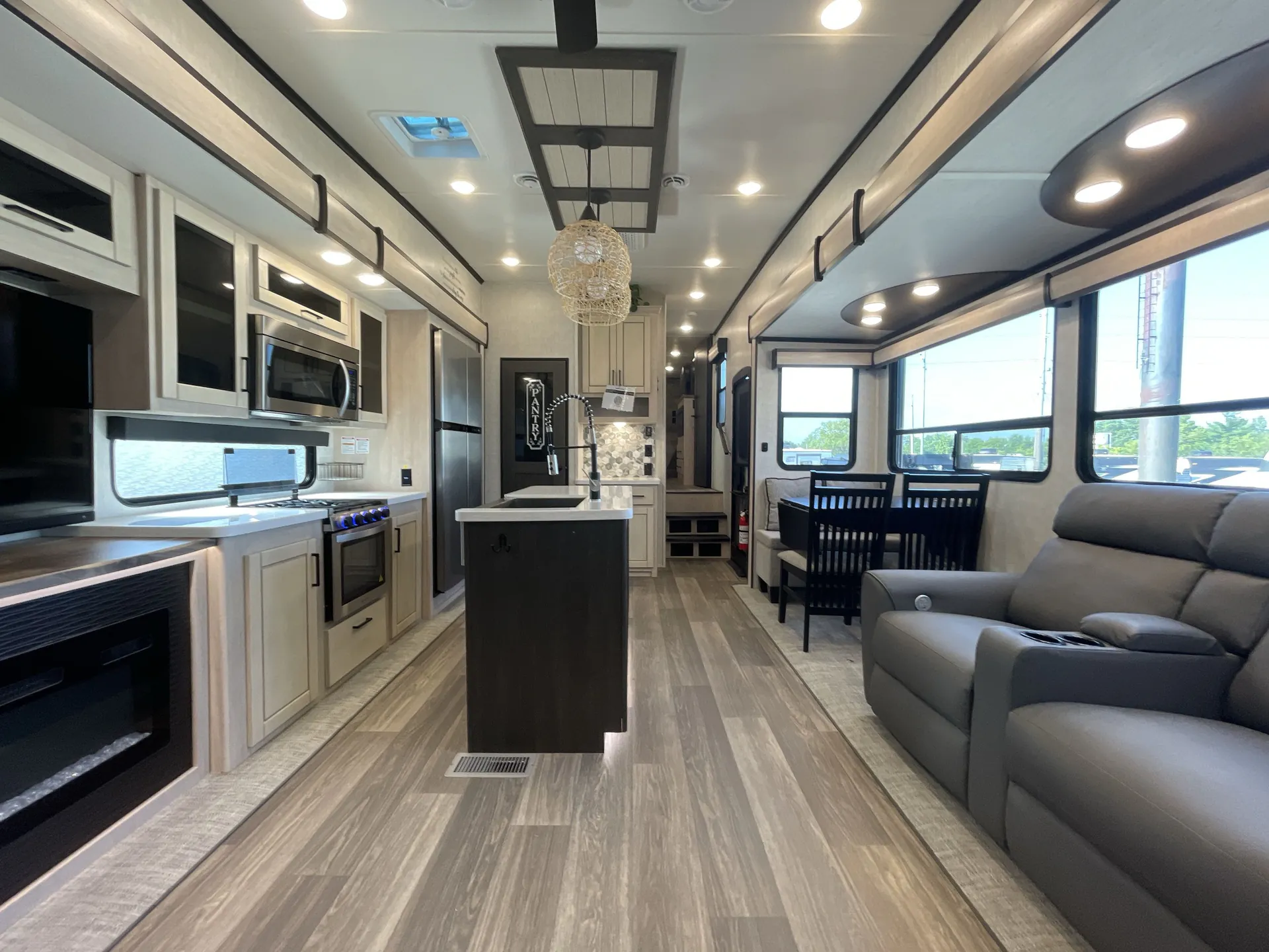 2023 crossroads Cameo 3201RL — living area main