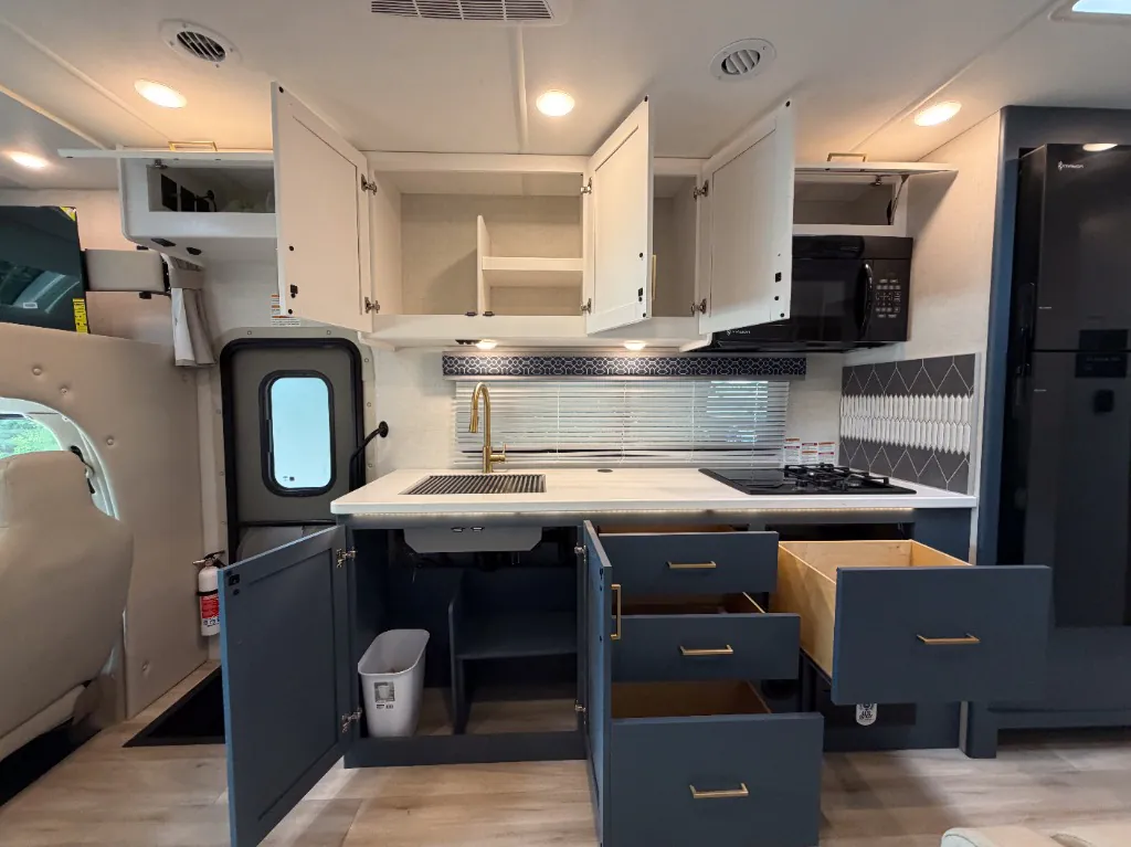 2027 Thor Motor Coach Quantum HS31, Photos photo 20