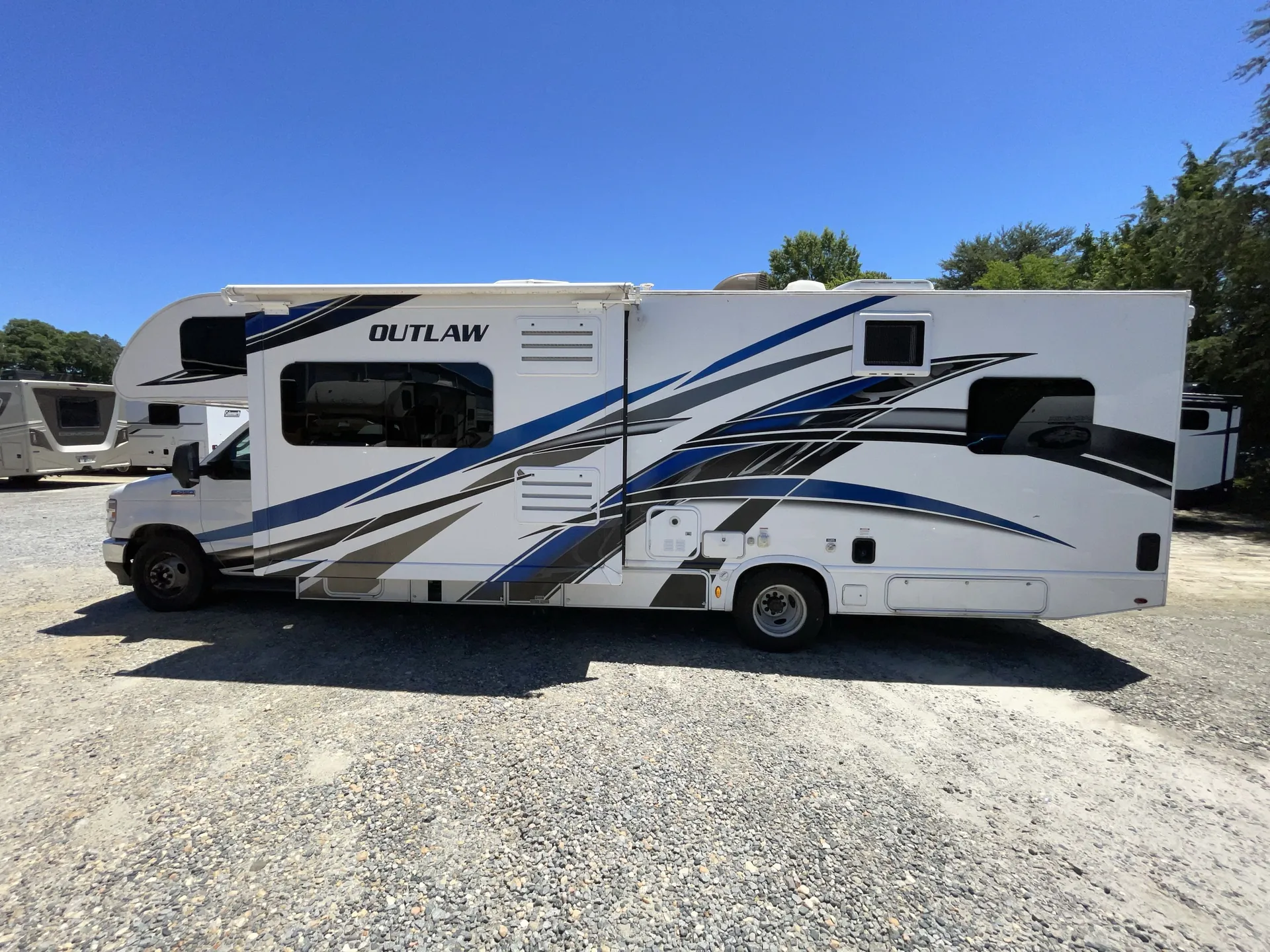 2021 Thor Motor Coach Outlaw 29J — living area main