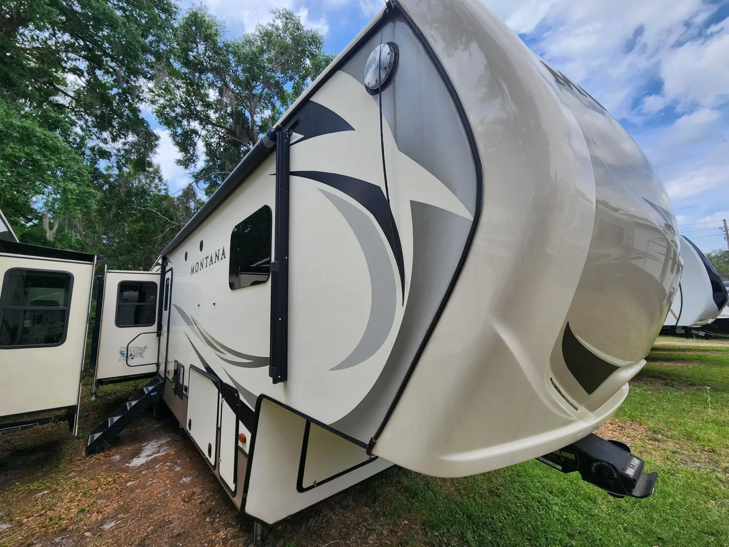 2019 Keystone Montana 3720RL - Photo 2