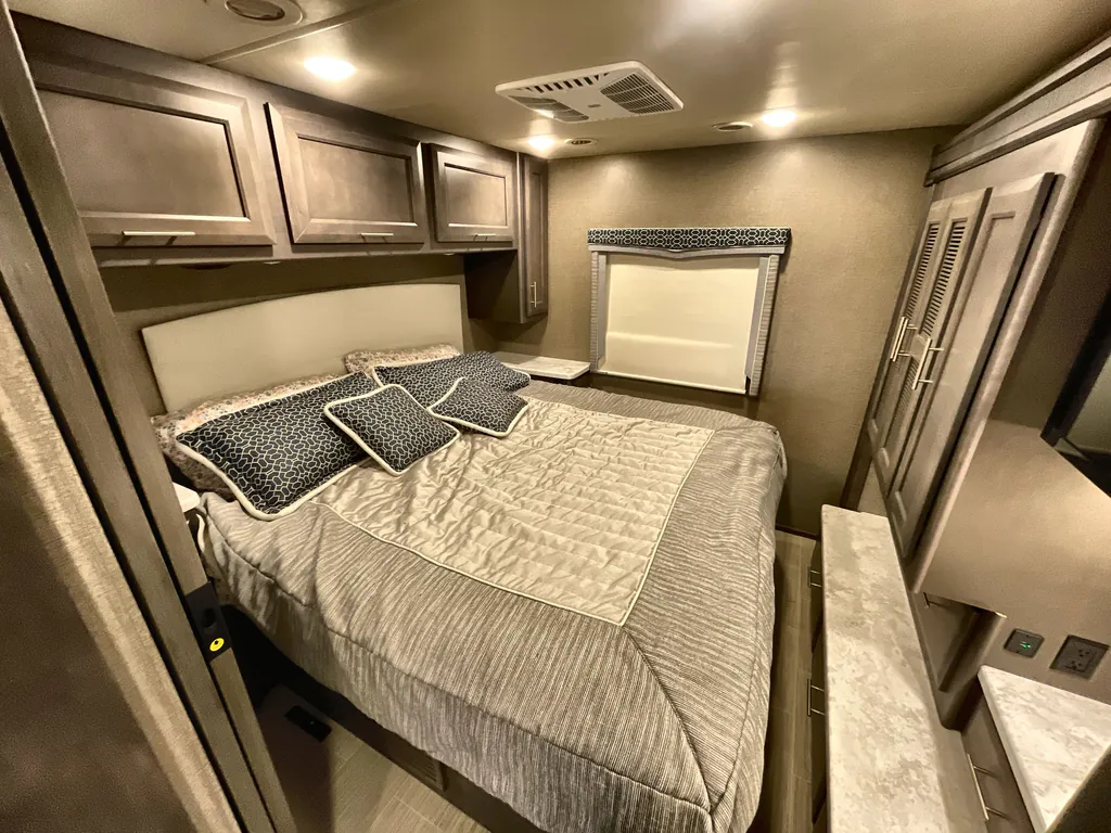 2022 Thor Motor Coach Magnitude RS36, Photos photo 15