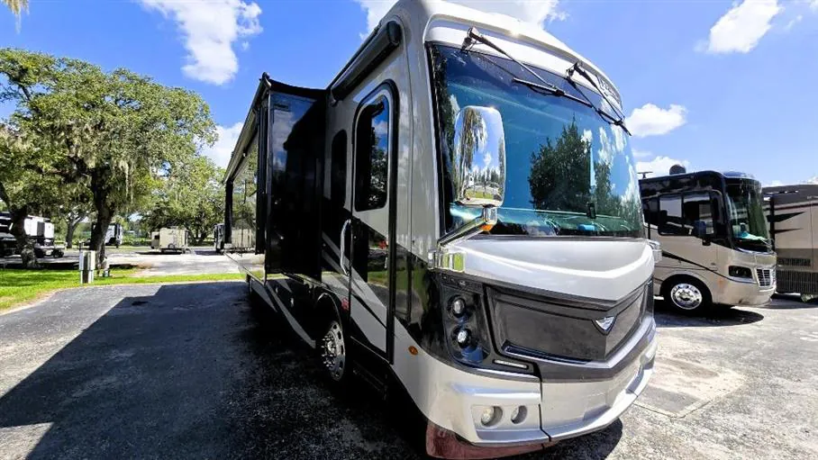2024 Fleetwood Discovery 38W - Photo 2