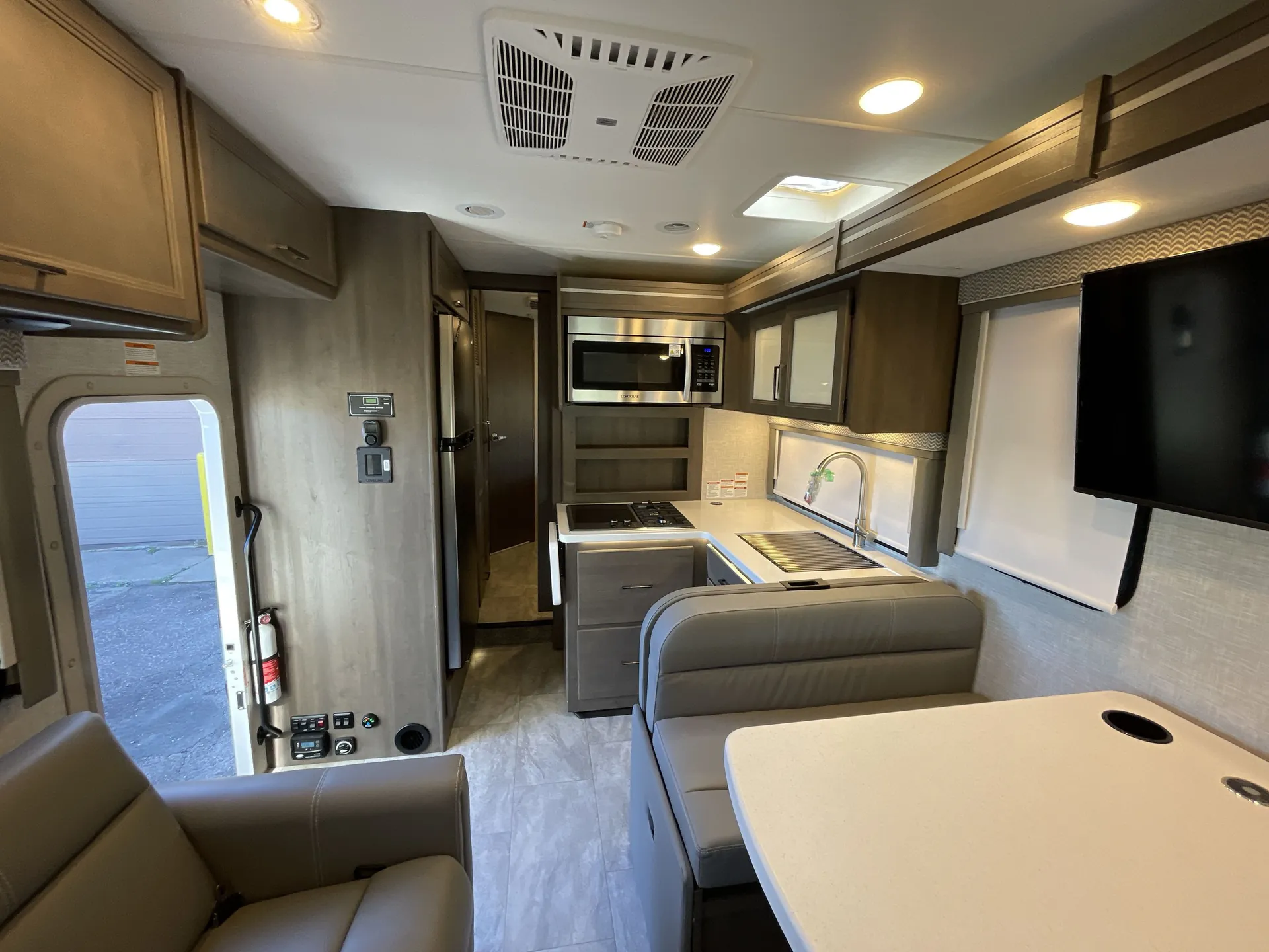 2025 Thor Motor Coach Quantum KW29 - Photo 4