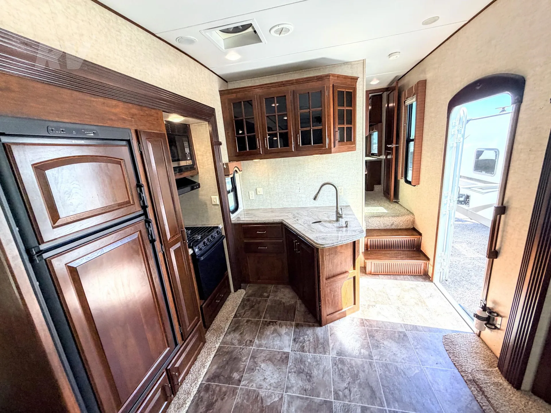 2013 Keystone Avalanche 295RL - Photo 3