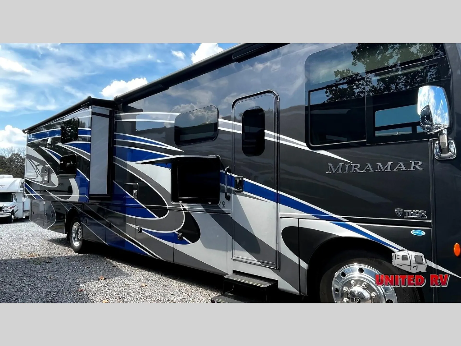 2022 Thor Motor Coach Miramar 37.1 - Photo 4