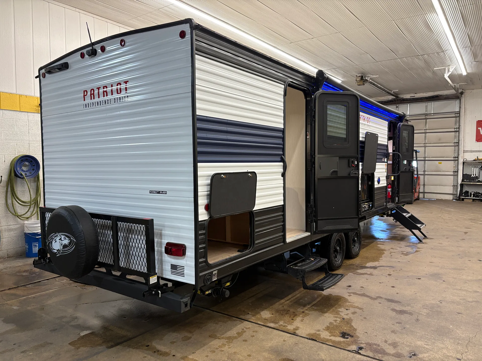 2025 Forest River Cherokee Grey Wolf 27GH - Photo 3