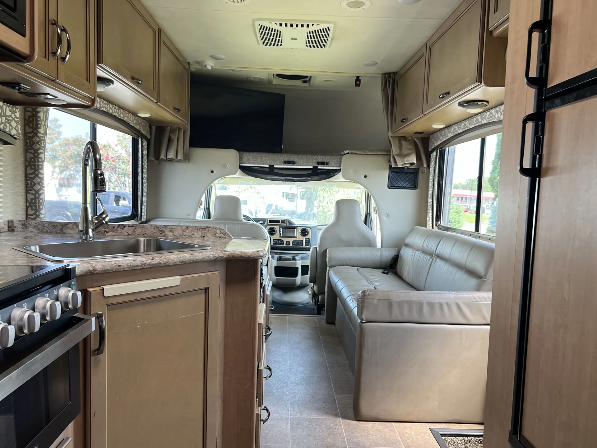 2019 Thor Motor Coach Chateau 26B — living area main