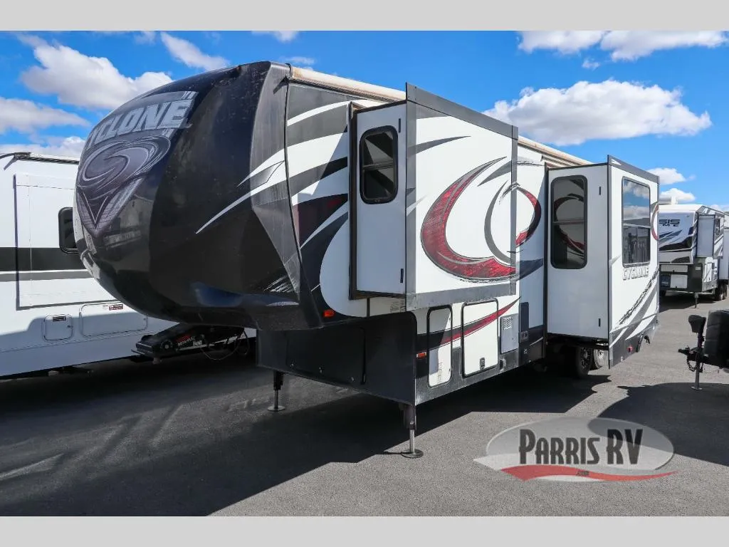 2015 Heartland Cyclone 3010 - Photo 4