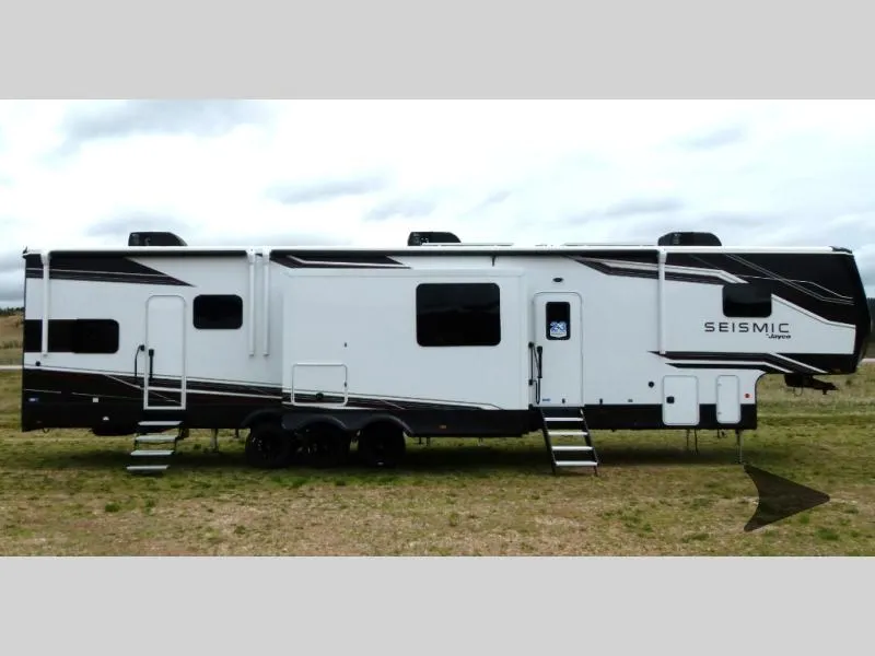 2026 Jayco Seismic 395 - Photo 3
