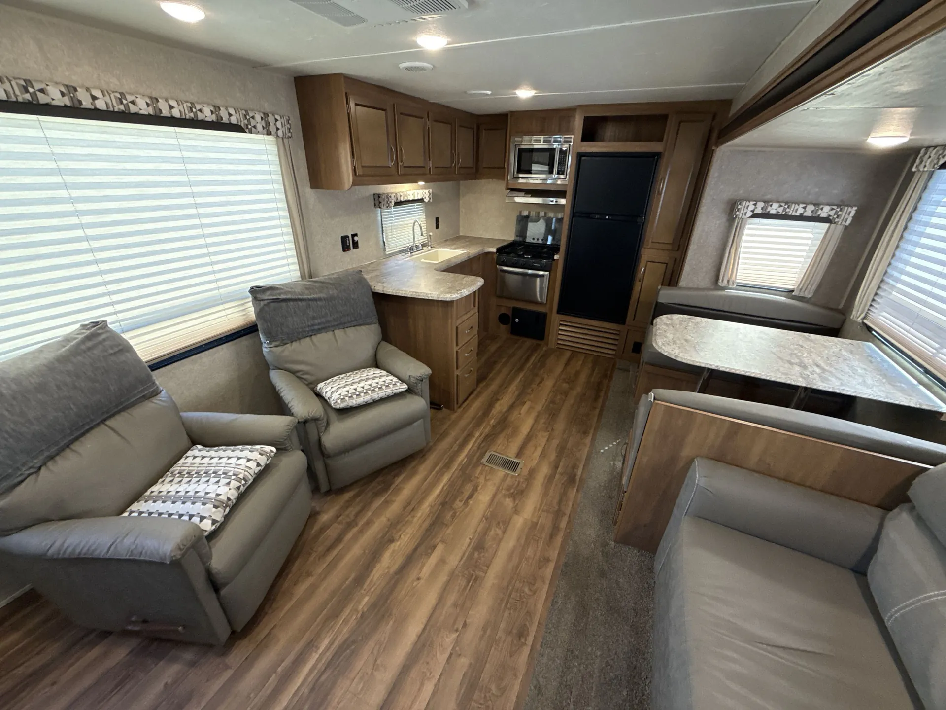 2019 Coachmen Catalina Legacy Edition 283RKS — living area main